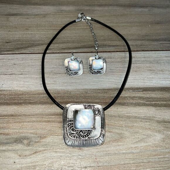 Mother Of Pearl PendantAnd Earrings Set Scrolled Square Silver Tone Black Cord - Picture 1 of 6